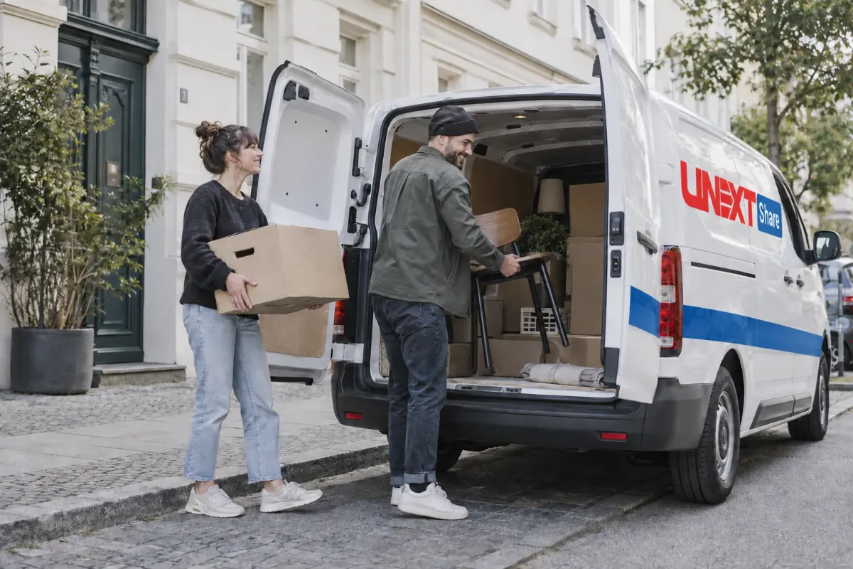 Weißer Toyota Proace als Transporter-Beispiel für UNEXT Share